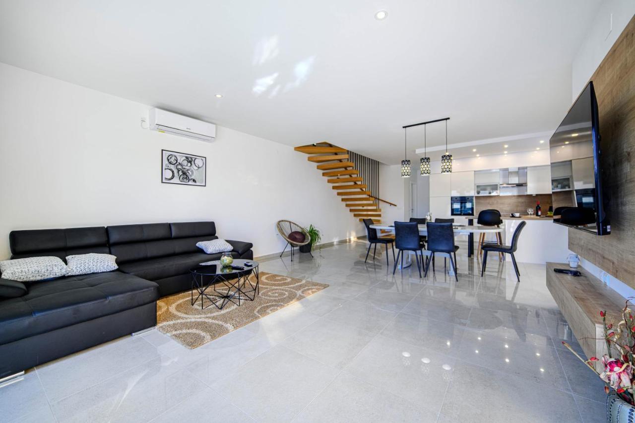 Mira Villa